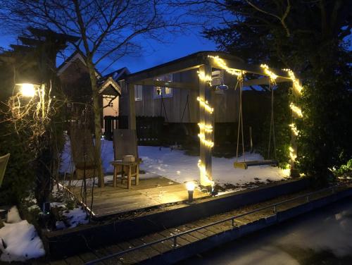 Gezellige Pipo met grote schommel aan het water en hottub in Медемблік