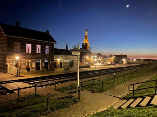 Gezellige Pipo met grote schommel aan het water en hottub in Медемблік