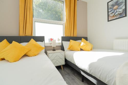 Open Mind Property - Stylish 4BR House with 7 Beds - image 2