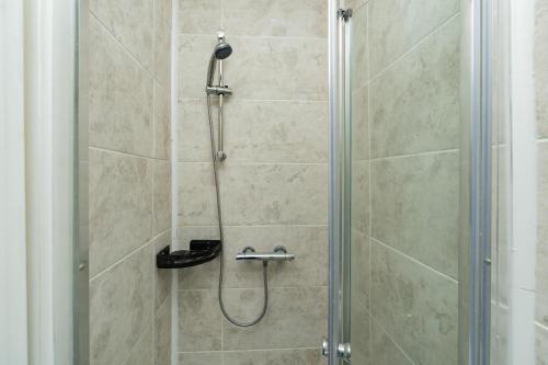 Open Mind Property - Stylish 4BR House with 7 Beds - image 3