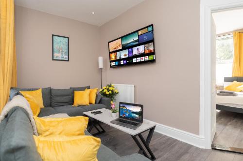 Open Mind Property - Stylish 4BR House with 7 Beds - image 4