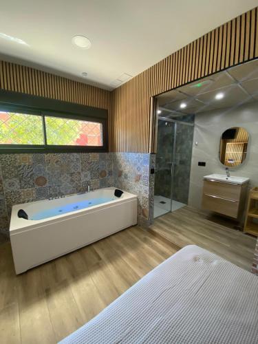Apartamento en Sevilla DELUXURYROOM — other in Calle Mar Adriático, 1 local 7, Seville Spain, 41015