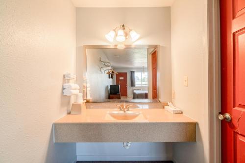 Capital O Aurora Inn Monett US 60 - 화장실