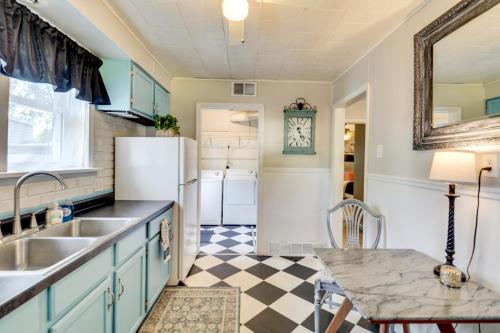 Home Less Than 3 Mi to Rte 66 and Lake Lou Yaeger! in ลิชฟิลด์ (IL)