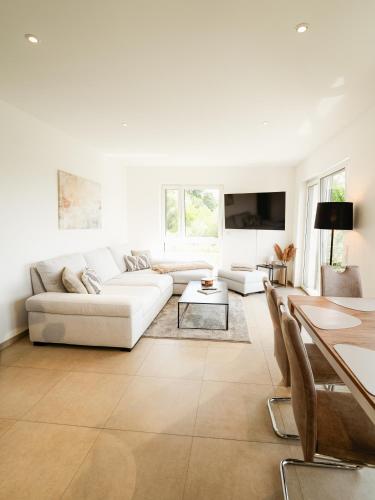 neue 90qm Ferienwohnung mit 3 Schlafzimmern in Seenähe