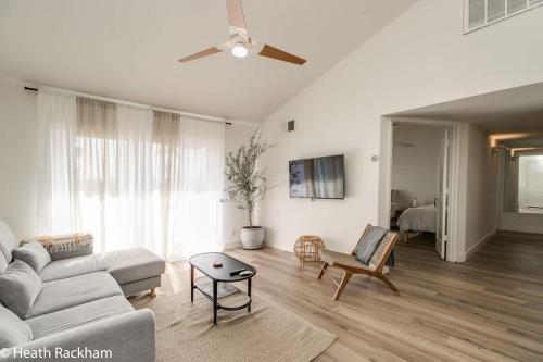 3bd Condo Near Old Town King Bed