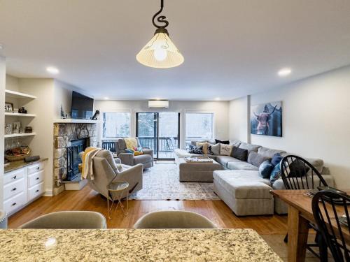 NEWLY REMODELED FOUR BEDROOM All SEASON CONDO W MOUNTAIN VIEWS in East Jewett, USA