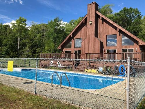 NEWLY REMODELED FOUR BEDROOM All SEASON CONDO W MOUNTAIN VIEWS in East Jewett, USA
