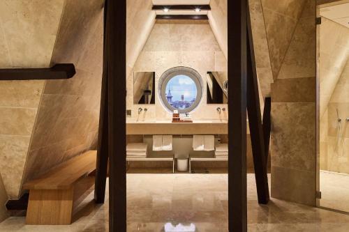 room detail thumbnail 2