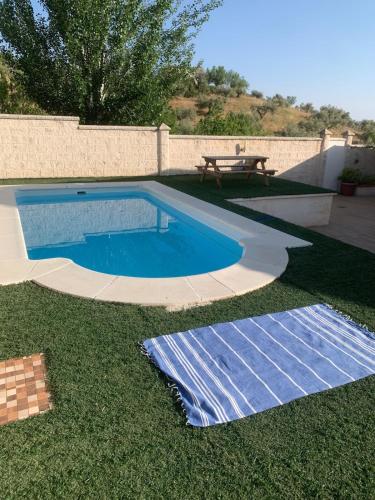 Casa abuhardillada con piscina y chimenea