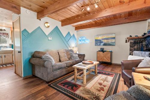 Big Bear Cabin with Treetop Views 3 Decks Arcade Game, Fireplace, BBQ, WIFI