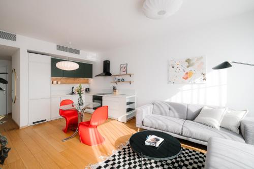 Cozy and Sunny Apartment with free parking Sky Park, Братислава (фото 3)