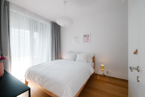 Cozy and Sunny Apartment with free parking Sky Park, Братислава (фото 8)