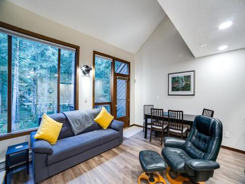 Snowater Condo Story Condo - Sleeps 4 - Close to Community Amenities