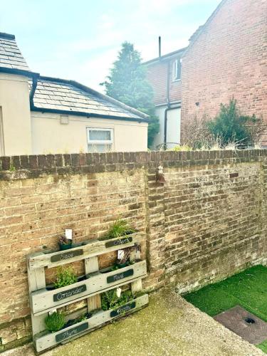 Kert, Charming 2BR Victorian Flat in Bexhill-on-Sea in Központ