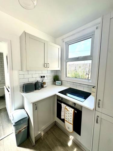 Konyha, Charming 2BR Victorian Flat in Bexhill-on-Sea in Központ