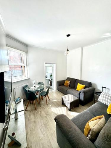 Közös társalgó / TV, Charming 2BR Victorian Flat in Bexhill-on-Sea in Központ