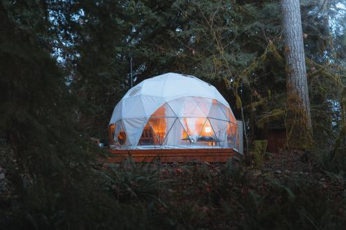 . North Cascades Glamping with Hot-tub and Outdoor Kitchen