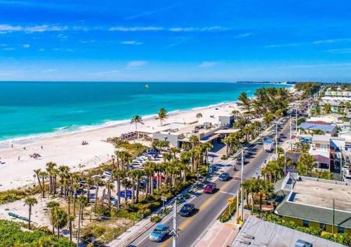 SeaShell Retreat Near Beach in เอลเลนตัน (FL)