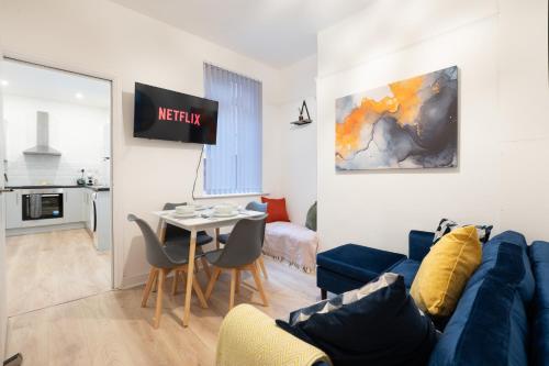 Spacious 4 bed - 4 en-suites - Parking - Discounts