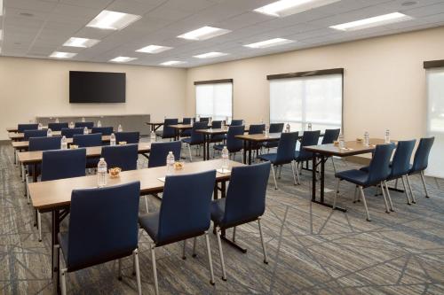 Holiday Inn Express And Suites Fresno Airport By IHG - 회의실/연회장