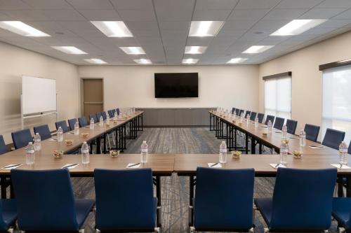 Holiday Inn Express And Suites Fresno Airport By IHG - 회의실/연회장