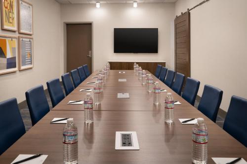 Holiday Inn Express And Suites Fresno Airport By IHG - 회의실/연회장