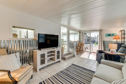 Screened-In Patio Home 2 Mi to Cortez Beach!