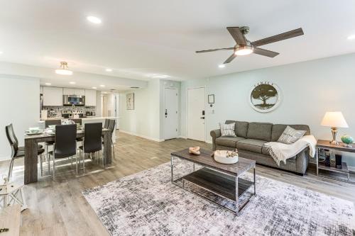 Florida Fun! Family Condo with Pool, 8 Mi to WDW