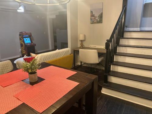 2 Kitchenssleeps 105 Car Parking in Druid Hills