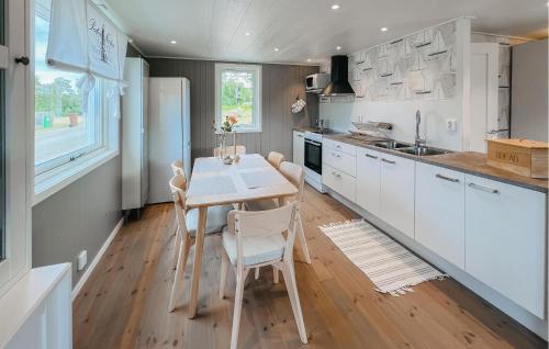 virtuve, Awesome Home In Mariestad With Wifi in Torso