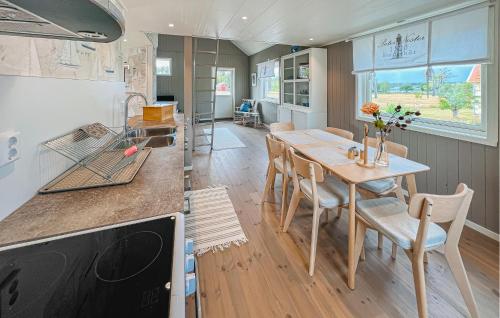 virtuve, Awesome Home In Mariestad With Wifi in Torso