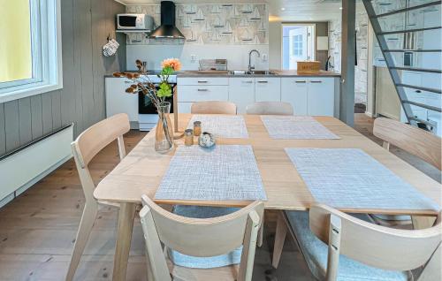 virtuve, Awesome Home In Mariestad With Wifi in Torso