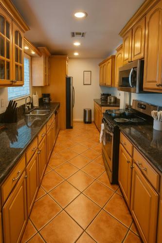 Stylish 3BR Getaway plus Pool in Tarzana