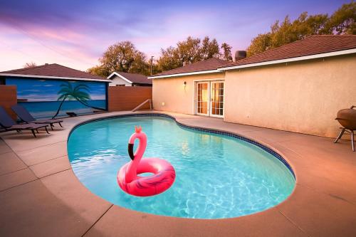 Stylish 3BR Getaway plus Pool in Tarzana