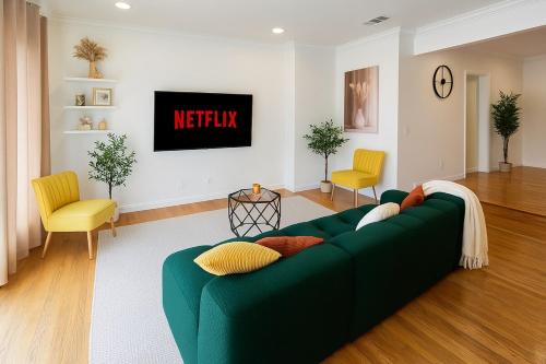 Stylish 3BR Getaway plus Pool in Tarzana