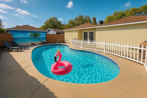 Stylish 3BR Getaway plus Pool in Tarzana