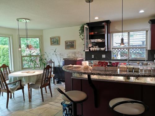 ห้องครัว, Abbie's Cozy Single Rooms in เมเปิลริดจ์ (BC)