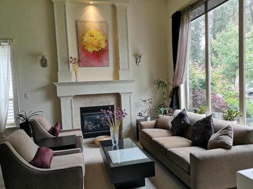 ห้องส่วนกลางสำหรับนั่งเล่น/ดูทีวี, Abbie's Cozy Single Rooms in เมเปิลริดจ์ (BC)