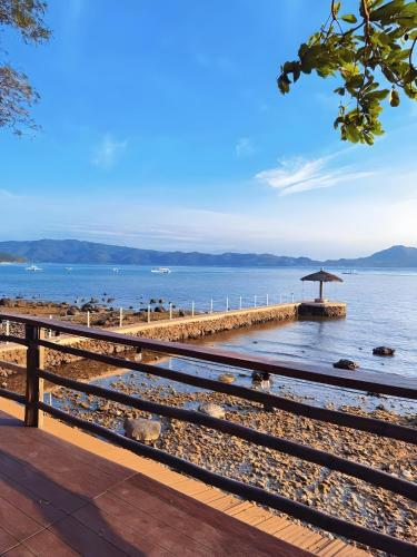 Vida Pacifica Resort and Hotel by RedDoorz - 해변