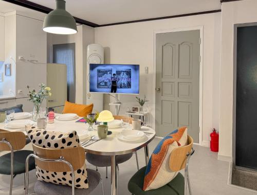 Hongdae Hapjeong 3BR Apartment for 4 to 8 People