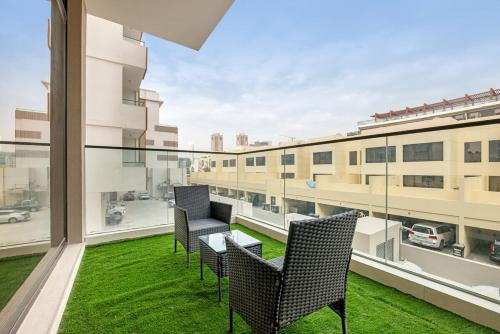 Waves - Cozy & Modern JVC Escape With Pool & Gym Access in Jumeirah Village Circle