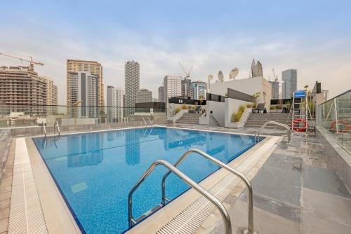 Waves - Cozy & Modern JVC Escape With Pool & Gym Access in Jumeirah Village Circle