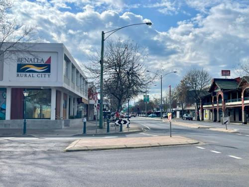 Programlehetőségek, Manas Guesthouse in Benalla