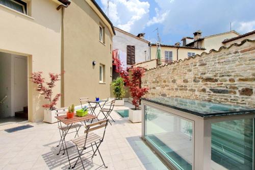 Guest House Viaroma Guest House Viaroma is conveniently located in the popular San Severino Marche area. The property has everything you need for a comfortable stay. Service-minded staff will welcome and guide you at Gue