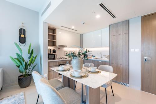 Panoramic High-Floor 1BR Overlooking Yachts and Dubai Water Canal, Moments from JBR Beach, LIV MarinaMarine Transport, and Skydive Dubai, LIV Marina, Dubai Marina by Deluxe Holiday Homes, Дубай (фото 8)