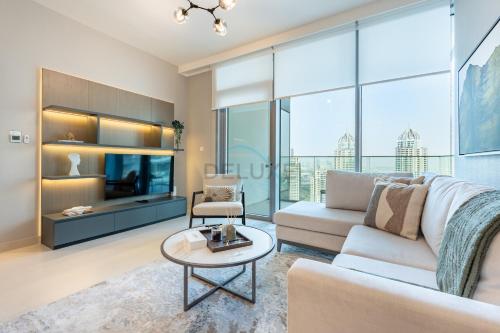 Panoramic High-Floor 1BR Overlooking Yachts and Dubai Water Canal, Moments from JBR Beach, LIV MarinaMarine Transport, and Skydive Dubai, LIV Marina, Dubai Marina by Deluxe Holiday Homes, Дубай (фото 10)