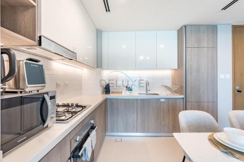 Panoramic High-Floor 1BR Overlooking Yachts and Dubai Water Canal, Moments from JBR Beach, LIV MarinaMarine Transport, and Skydive Dubai, LIV Marina, Dubai Marina by Deluxe Holiday Homes, Дубай (фото 9)