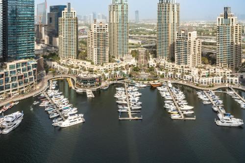 Panoramic High-Floor 1BR Overlooking Yachts and Dubai Water Canal, Moments from JBR Beach, LIV MarinaMarine Transport, and Skydive Dubai, LIV Marina, Dubai Marina by Deluxe Holiday Homes, Дубай (фото 4)