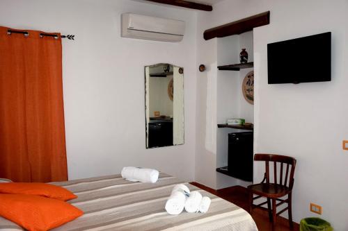 Double Room with Balcony image 4